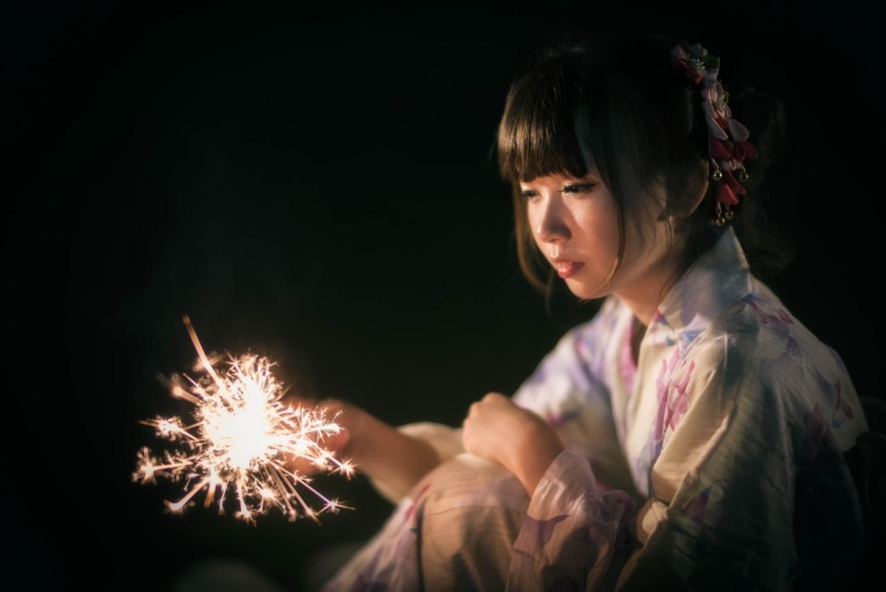 雪雪用左手摇动仙女棒