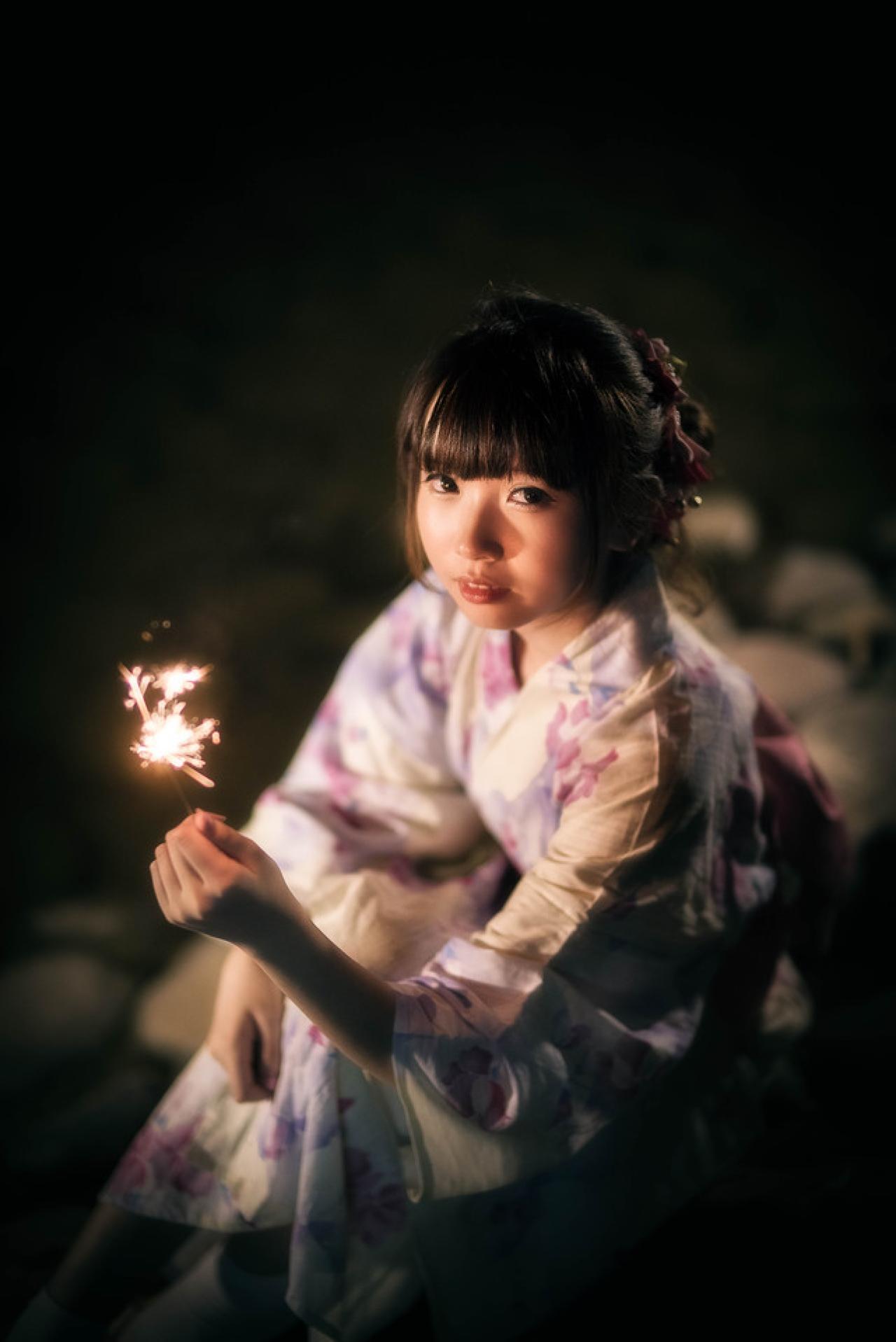 雪雪右手捏着仙女棒，抬起头看镜头的模样