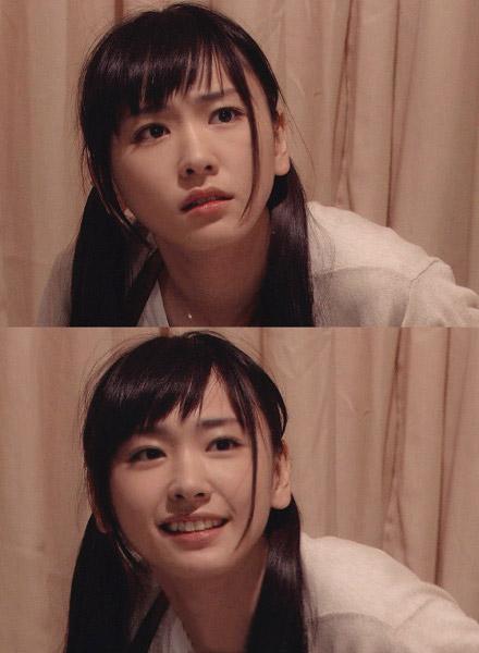 新垣结衣从疑惑转为释然微笑的样子