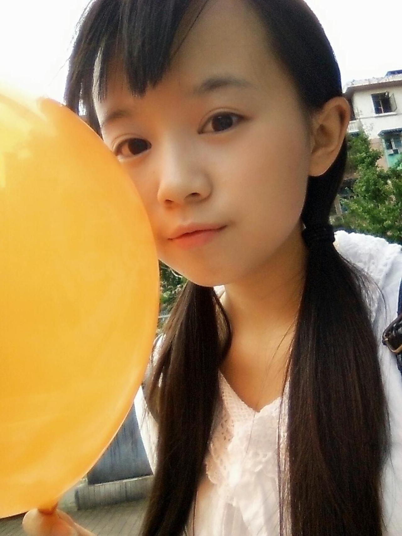 修老虎把脸贴到气球上