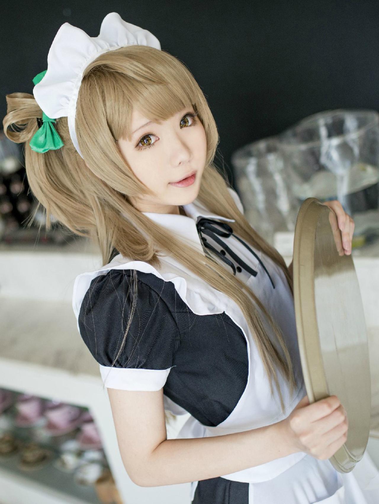 霜月扮演南小鸟端着盘子