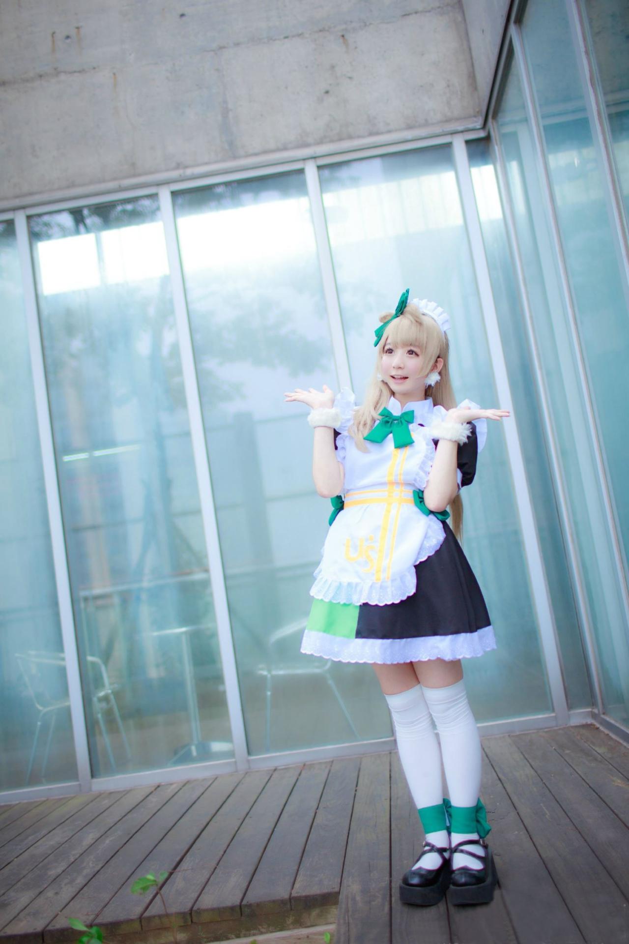 亚米扮演南小鸟双臂弯曲，手掌平摊，作表达“我也不知道呀”或惊讶的姿势