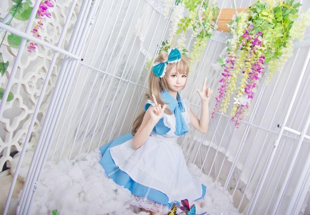 赤澤Aki扮演南小鸟作IOVEYOU手势