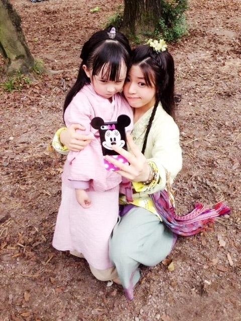 陈妍希搂着刘楚恬，拿出手机一起做鬼脸合影