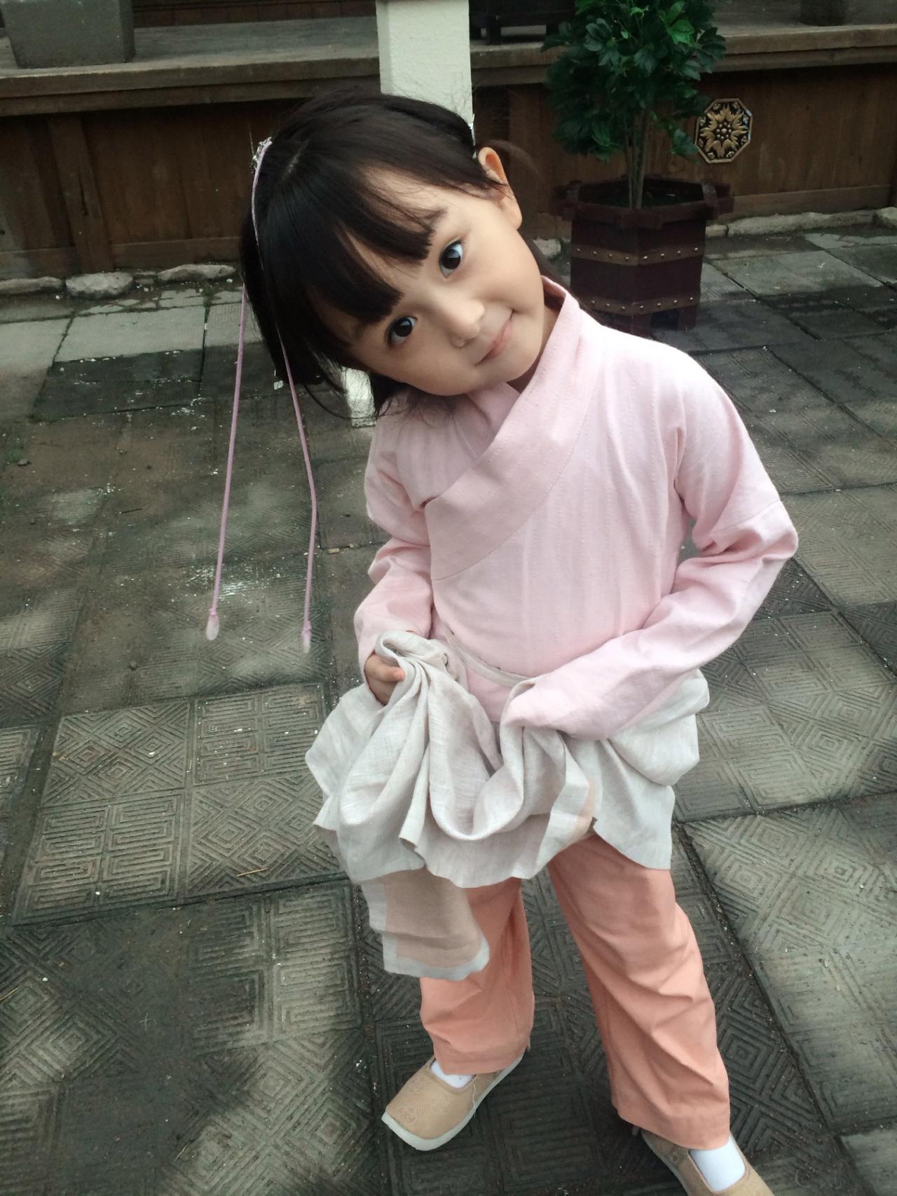 刘楚恬歪着脑袋看镜头