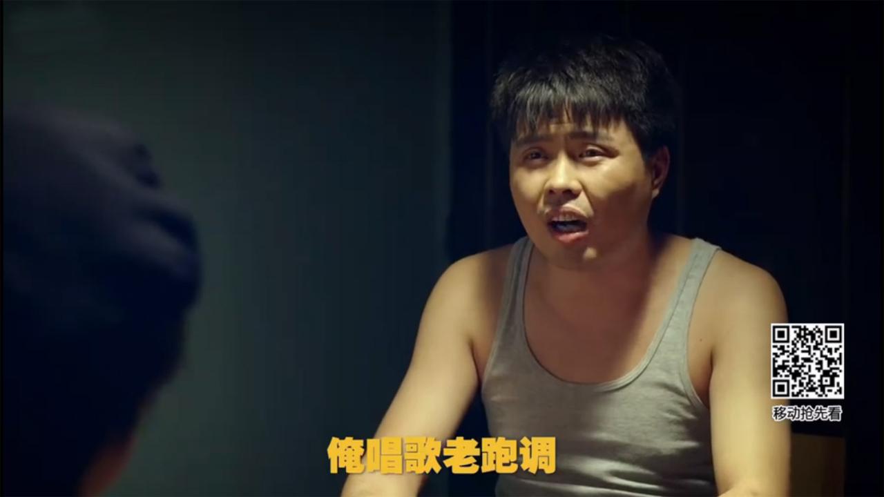 贾志宏饰演唱歌跑调的病人，向小爱饰演的老中医咨询唱歌跑调的原因