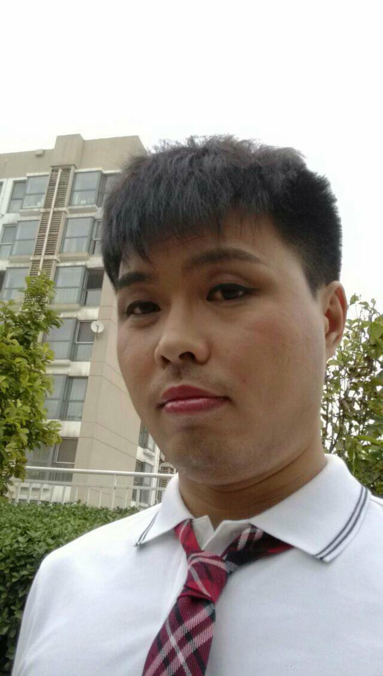 贾志宏本人涂着红嘴唇，戴着红领带的自拍照