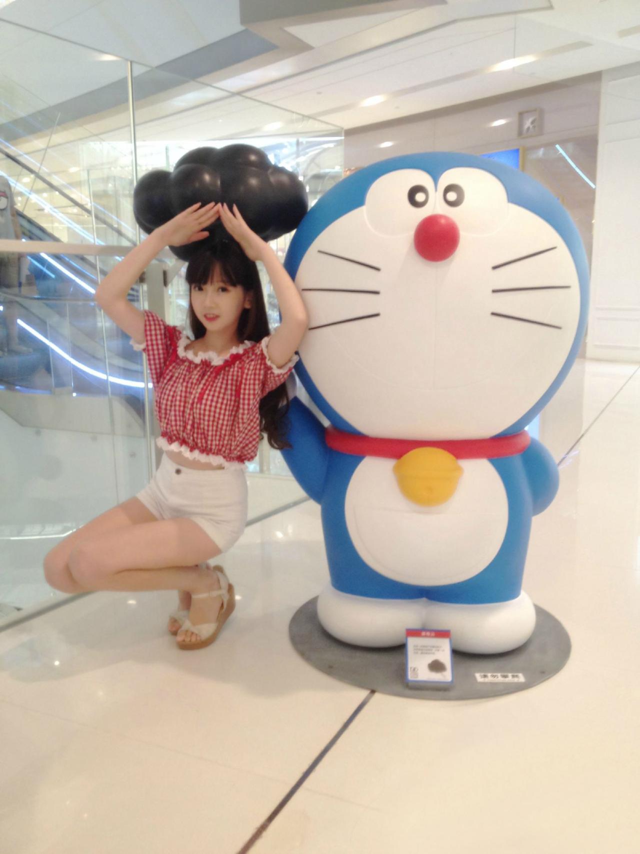 雪雪和拿着气球的哆啦A梦