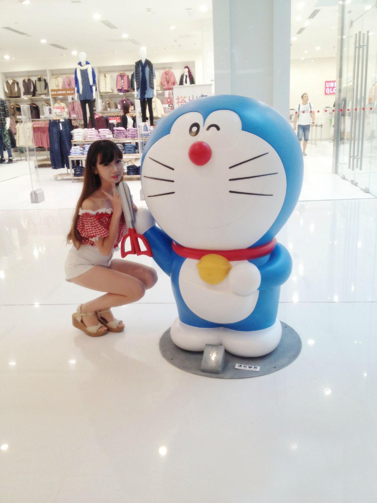 雪雪和拿着剪刀的哆啦A梦