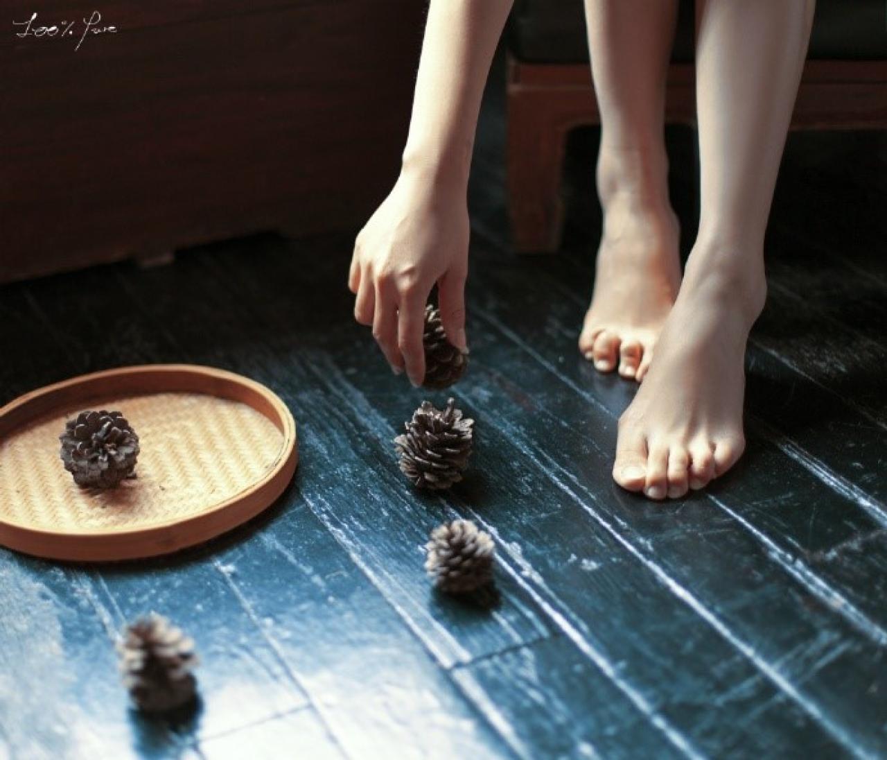 工藤瑶赤脚捡拾地上的松塔