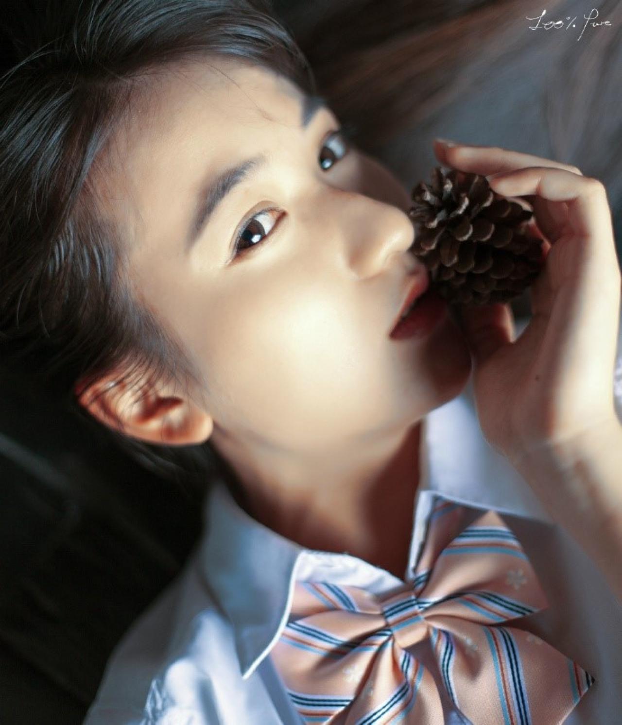 工藤瑶拿起松塔放在嘴边