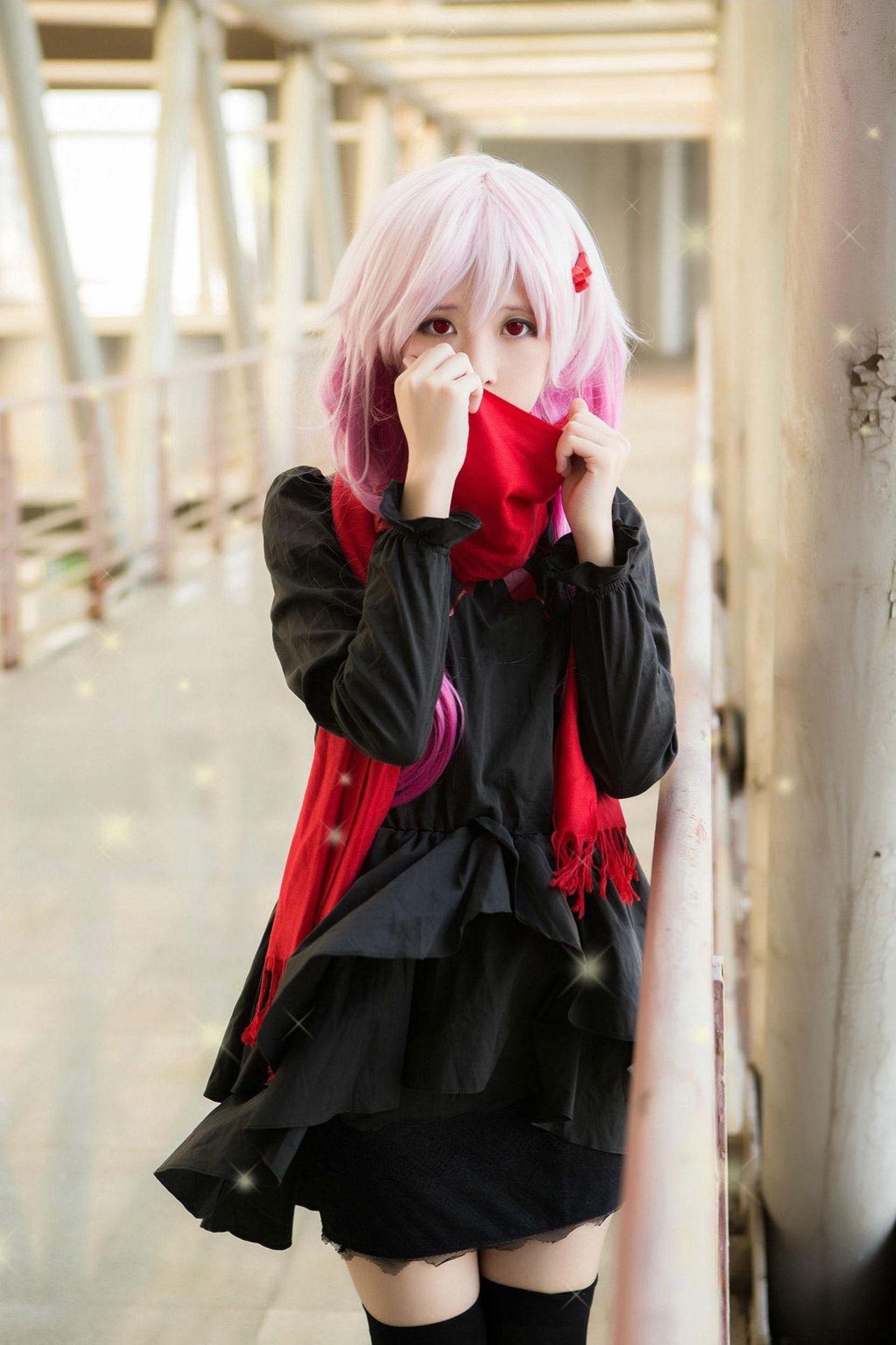 马小米扮演楪祈双手撩起围巾遮住自己的嘴