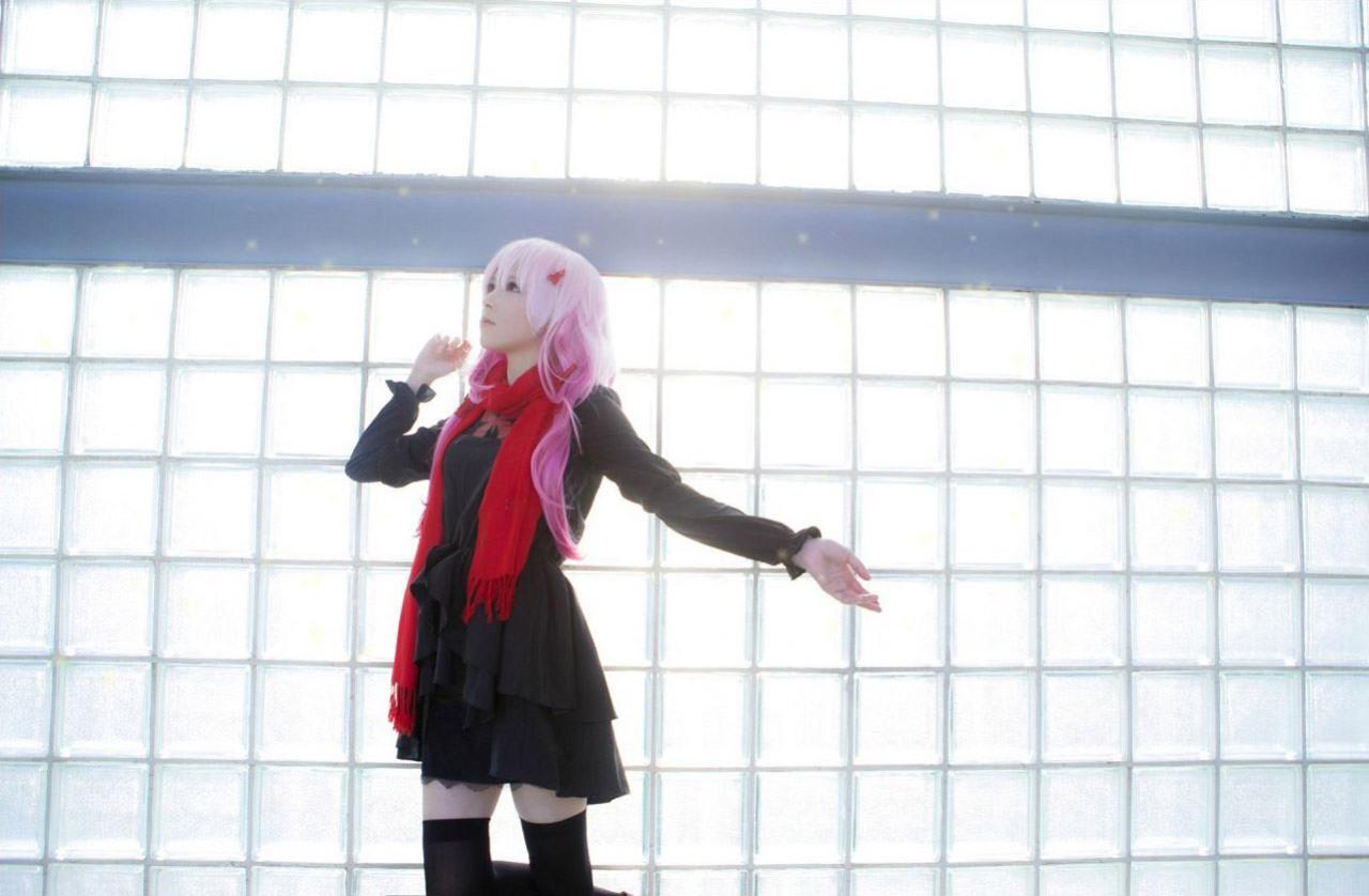 马小米扮演楪祈侧身迎接着从天而降的光点或雪花