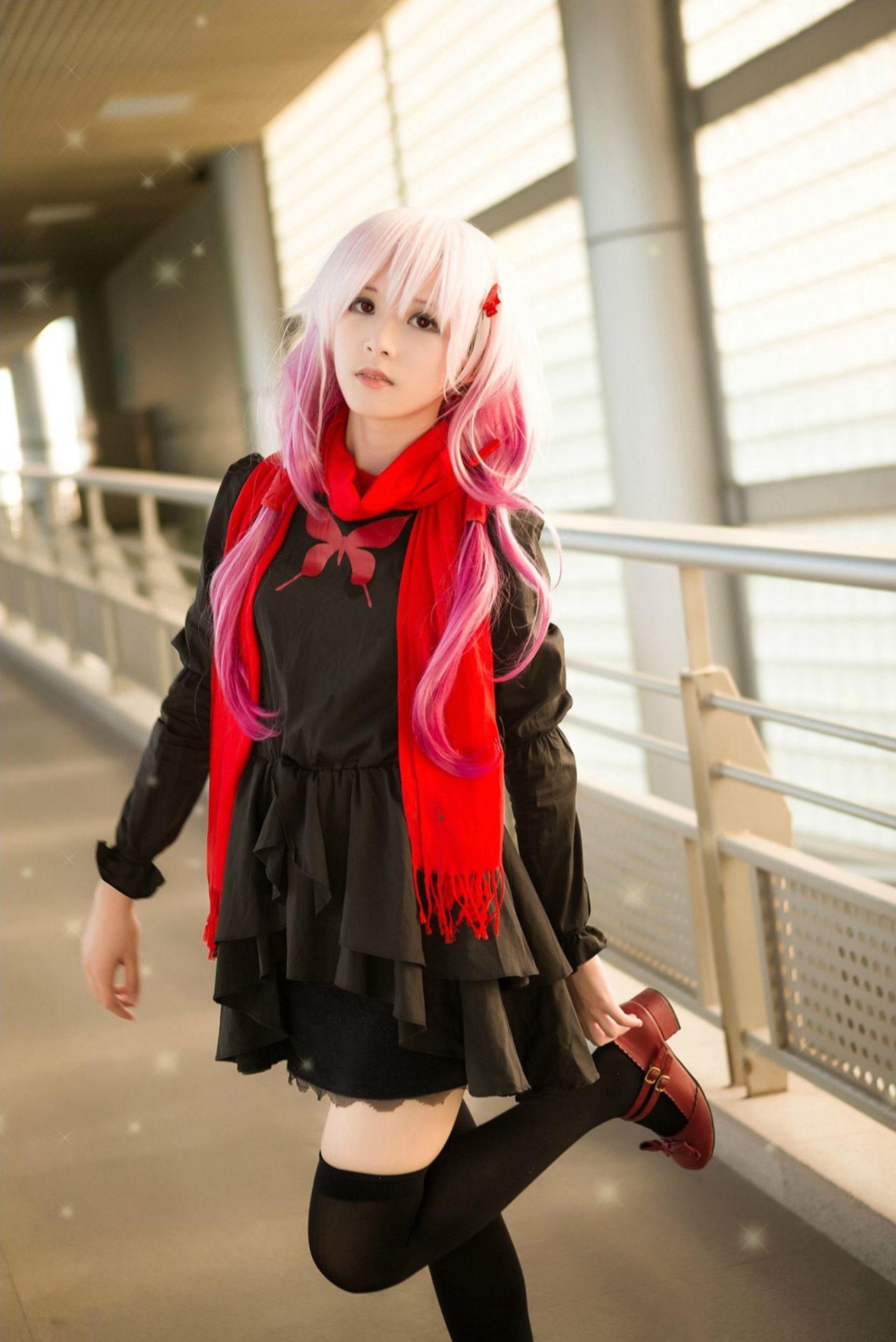 马小米扮演楪祈抬起左腿