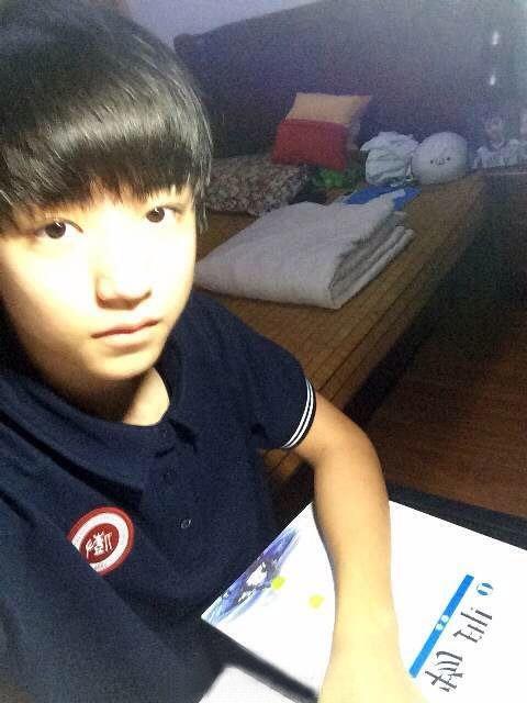 TFBOYS王俊凯胳臂底下摆着一本物理课本