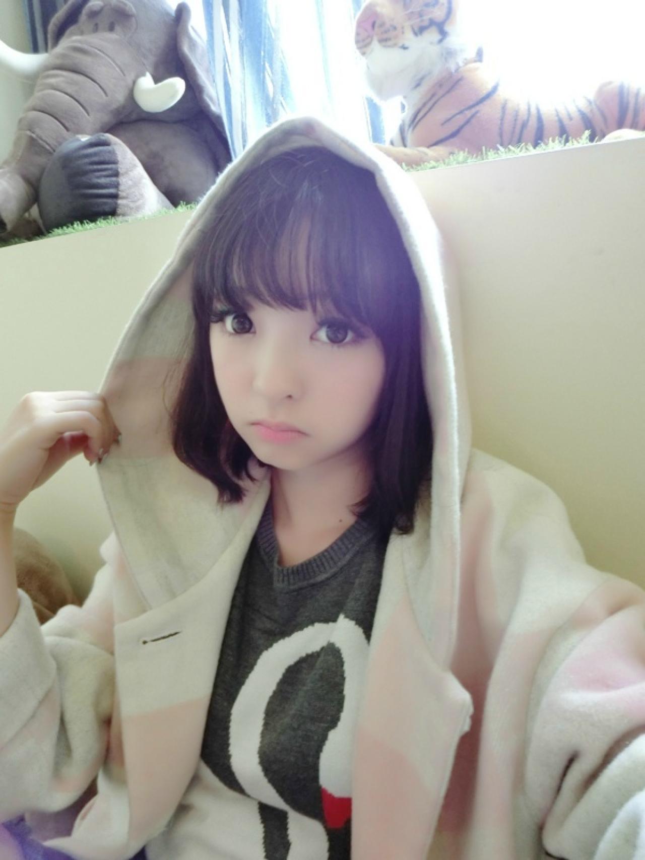 十四娘拉起帽的边缘，嘟嘴卖萌