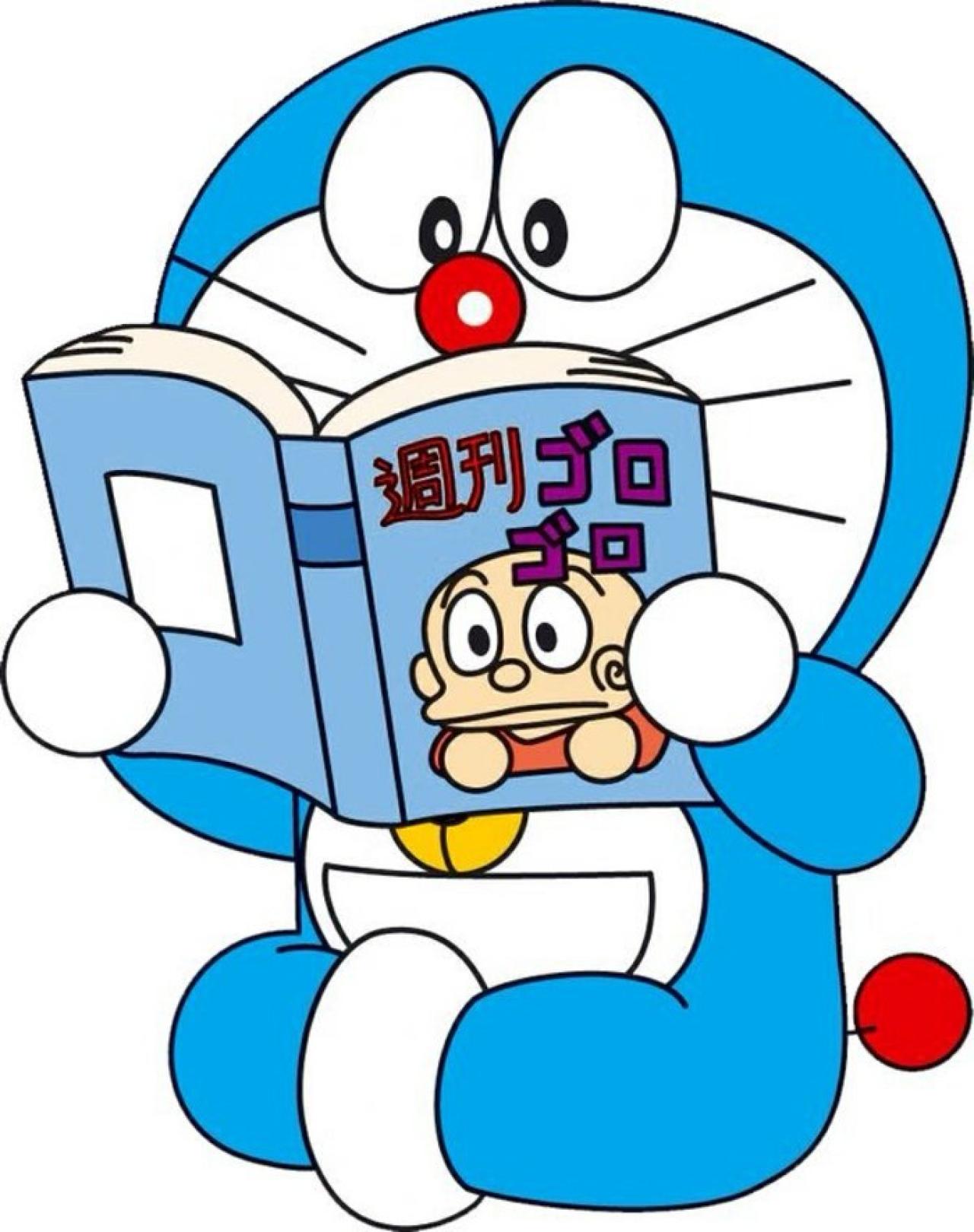 哆啦A梦坐着看漫画
