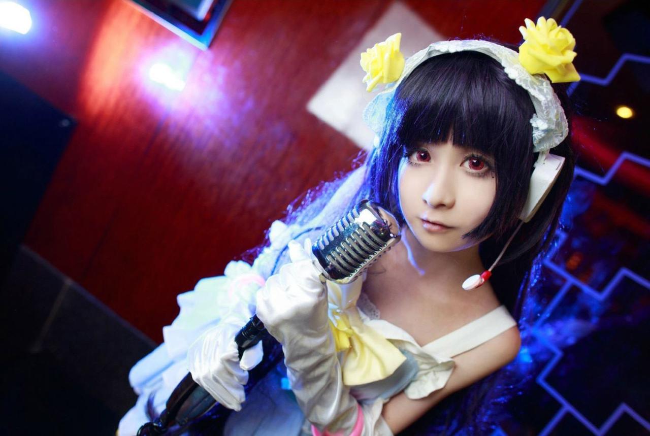 桃小陌扮演五更琉璃双手握着话筒底部