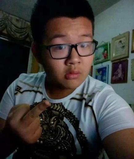 男生竖中指挑衅姿势