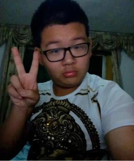 男生yeah剪刀手卖萌