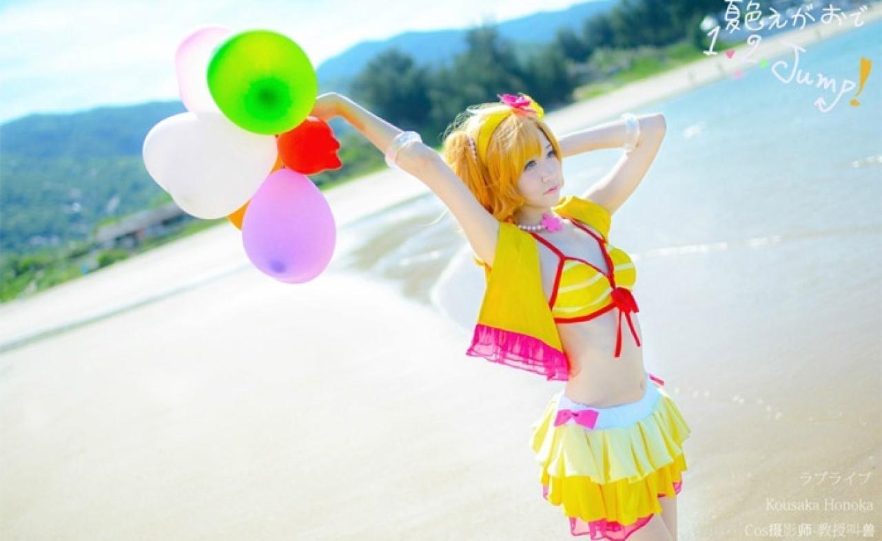 肉龟子扮演LoveLive!高坂穗乃果右手拿着气球，左手摸着脑后横幅照