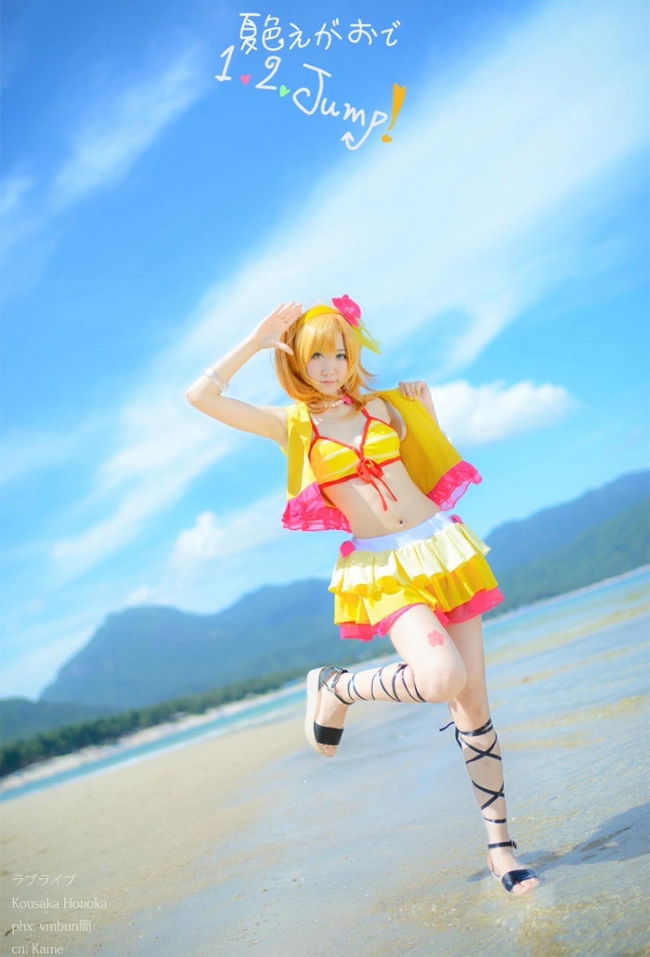 肉龟子扮演LoveLive!高坂穗乃果敬礼抬腿姿势