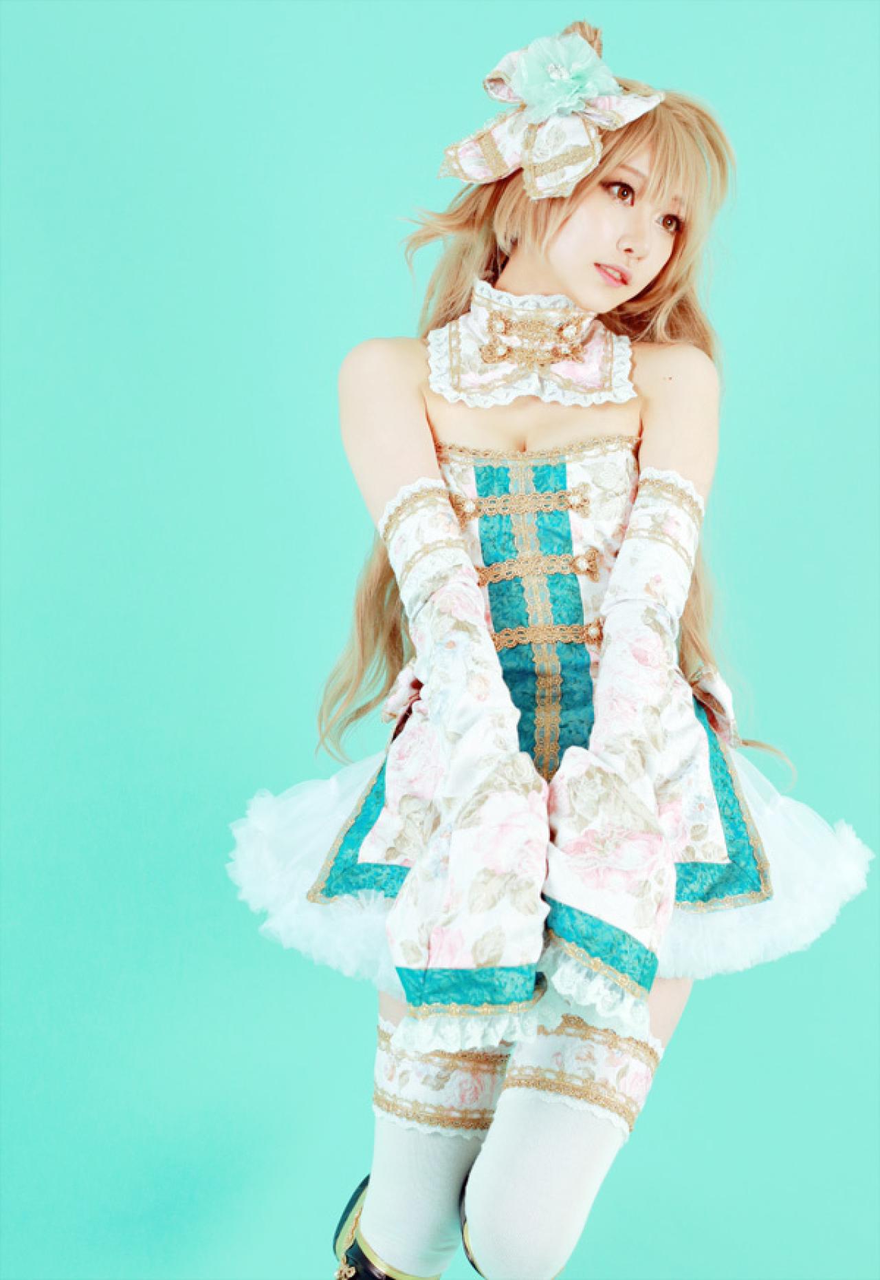 SAIDA扮演LoveLive!南小鸟双手放在腰间，微侧头的姿势