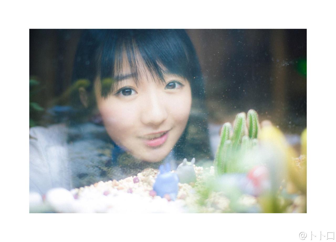 暴娇班长小陆离在镜子后面的脸部特写