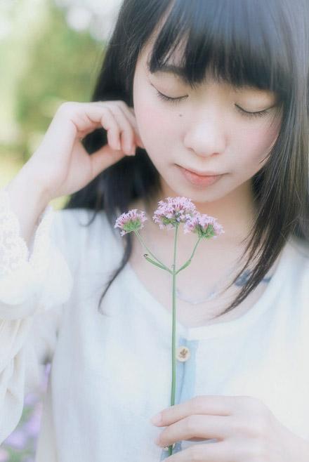 鳄鱼同学闭眼轻闻薰衣草的香气