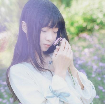 鳄鱼同学将薰衣草双手捧住，闭眼感受花香