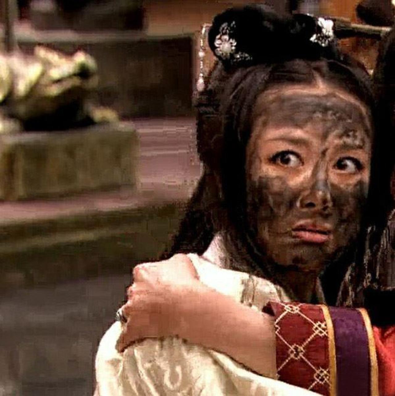 倒在男主怀里，瞪着前方 表情