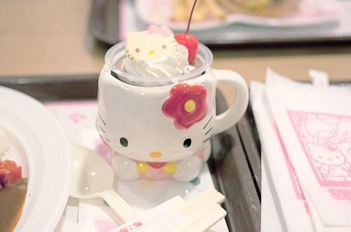 HelloKitty杯子了放着HelloKitty形状的冰淇淋