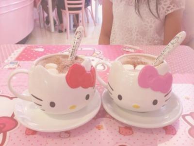 两杯HelloKitty奶茶