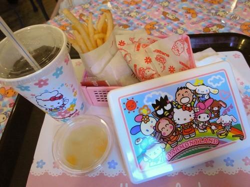 HelloKitty可乐，相框和用HelloKitty袋子装的薯条