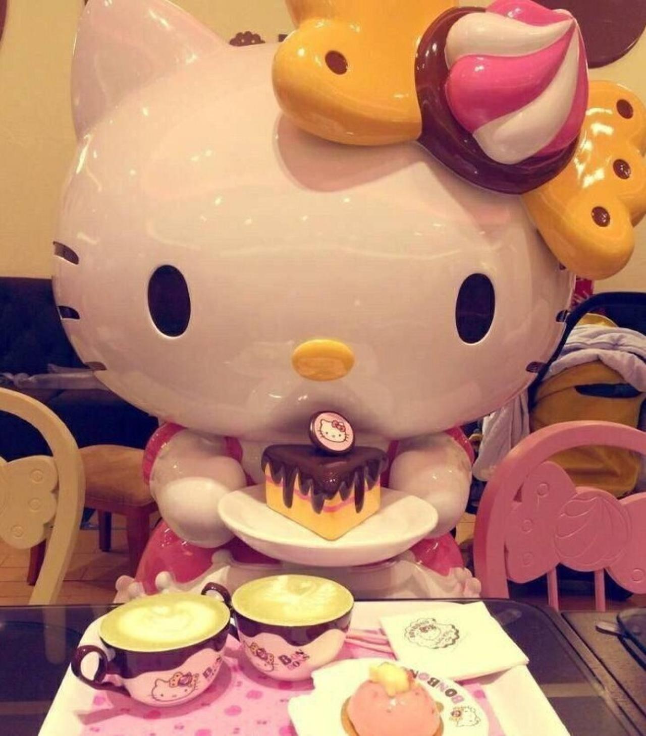 HelloKitty端着巧克力蛋糕