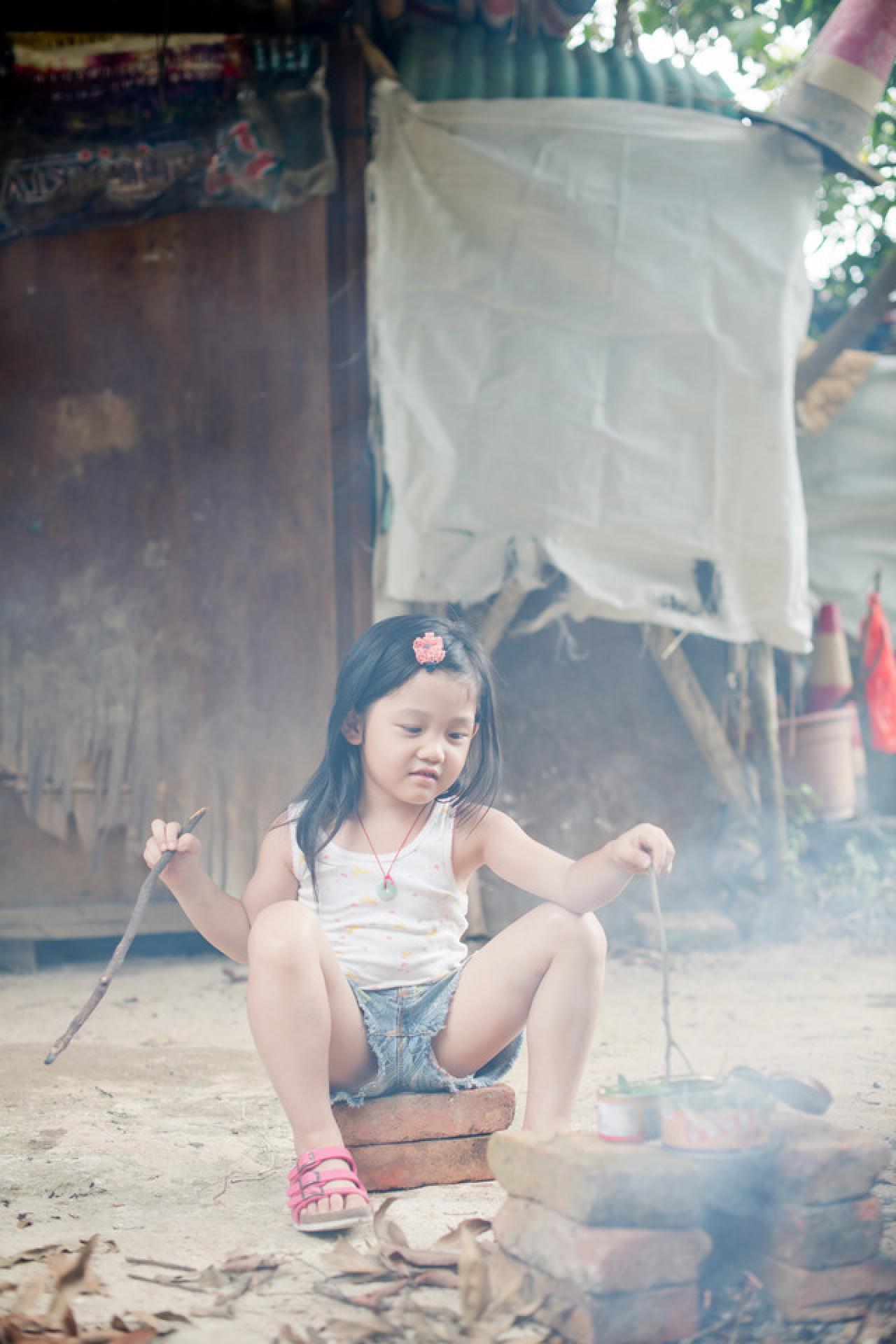 诗诗正给小灶添柴火