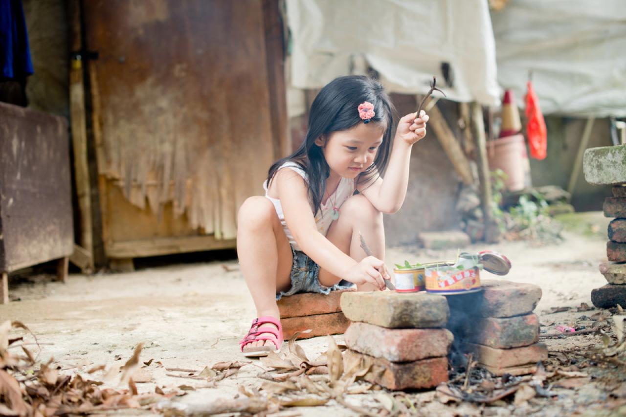 诗诗拿起一小撮树枝，看着罐头里的“菜”