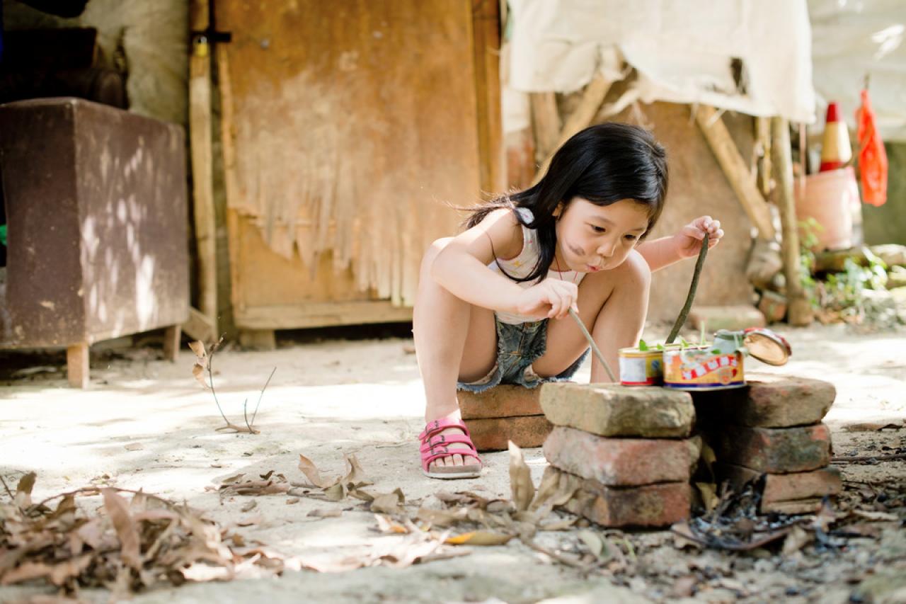 诗诗有模有样的给炉灶里吹气（非常危险，小朋友请勿模仿）