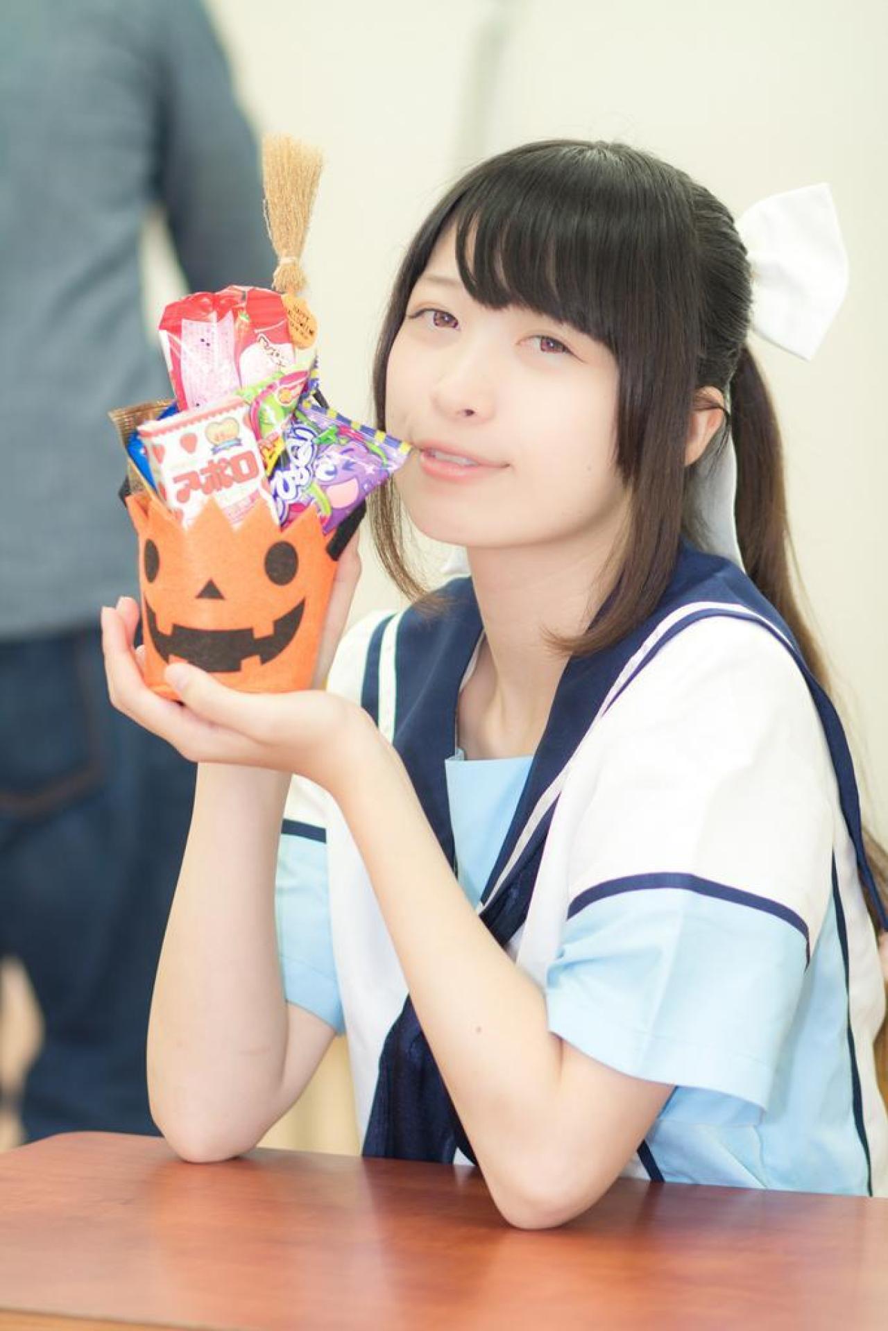 セクシーにゃんこ扮演高岭爱花端着南瓜盒子里盛满了糖果