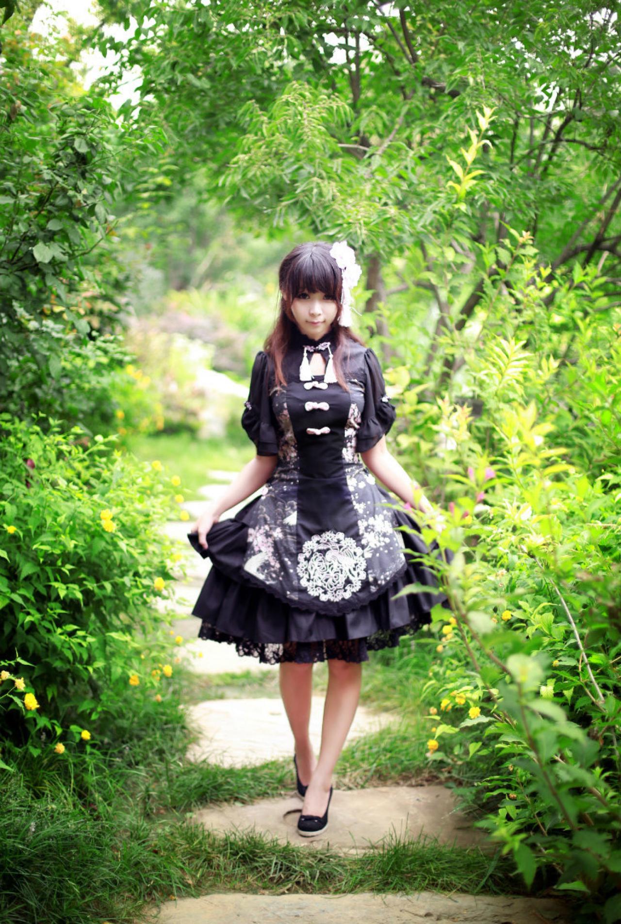 青梅素在园中小路上