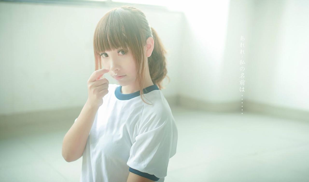 小薇薇在阶梯教室上半身照