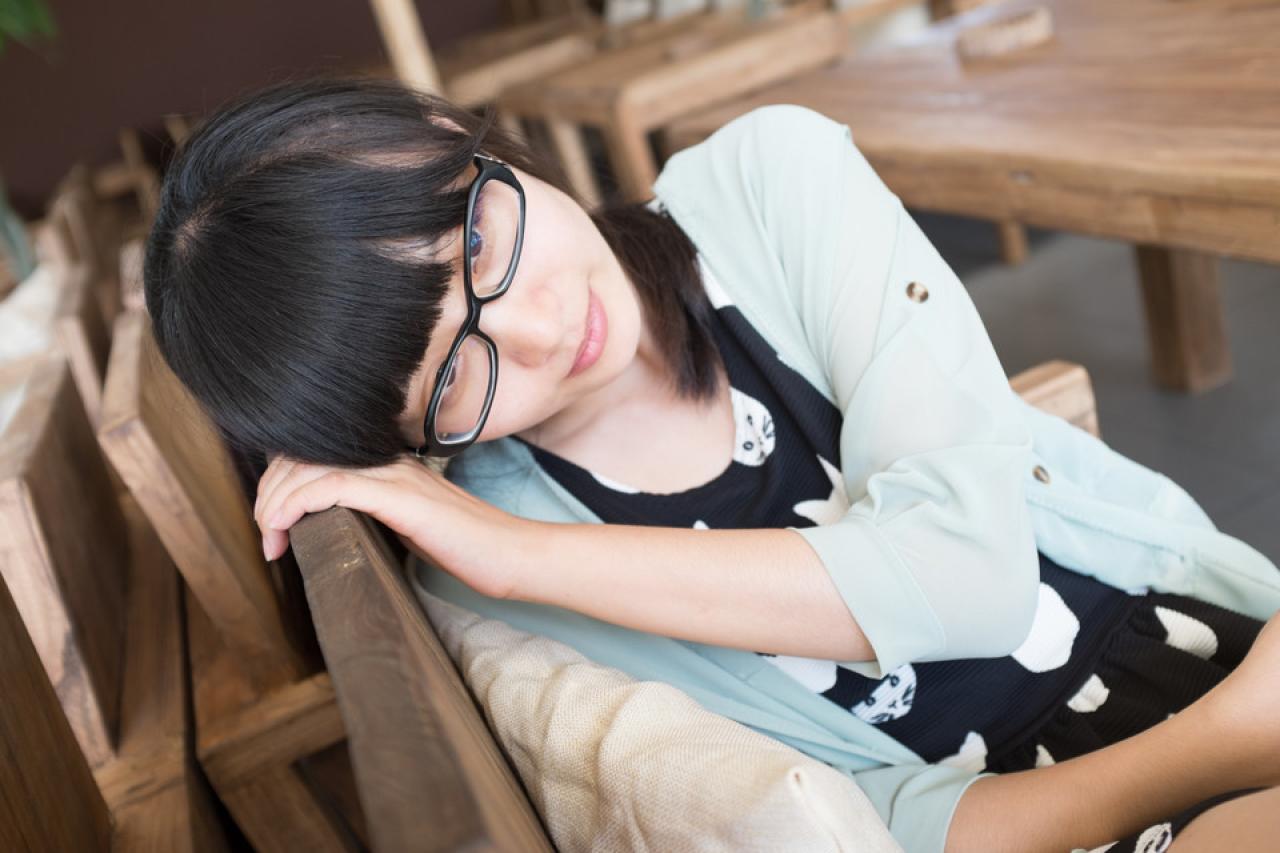 萌妹子靠在椅子上