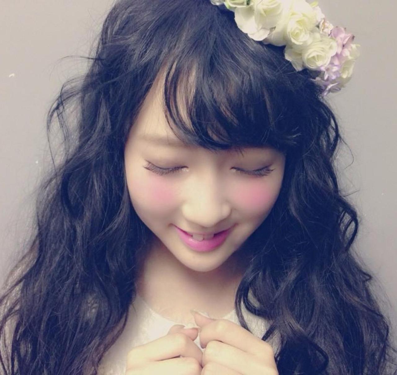 ゆらゆら披着黑色长发，戴着花环的祈祷模样的自拍照