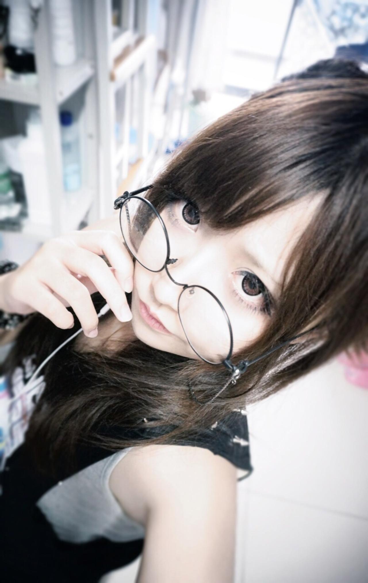 芝麻TOKA带着带着链子的黑框眼镜，拿着耳机自拍照