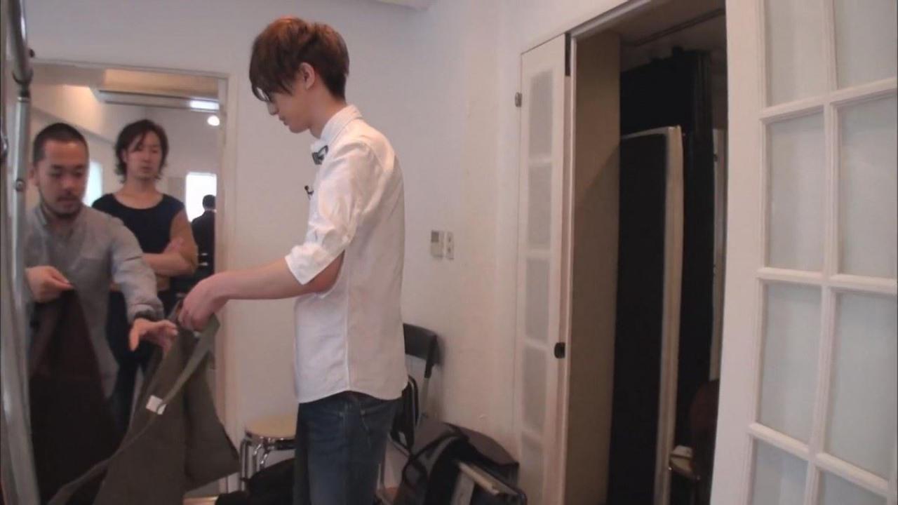 江口拓也选围裙：褐色和绿色的哪件好呐？