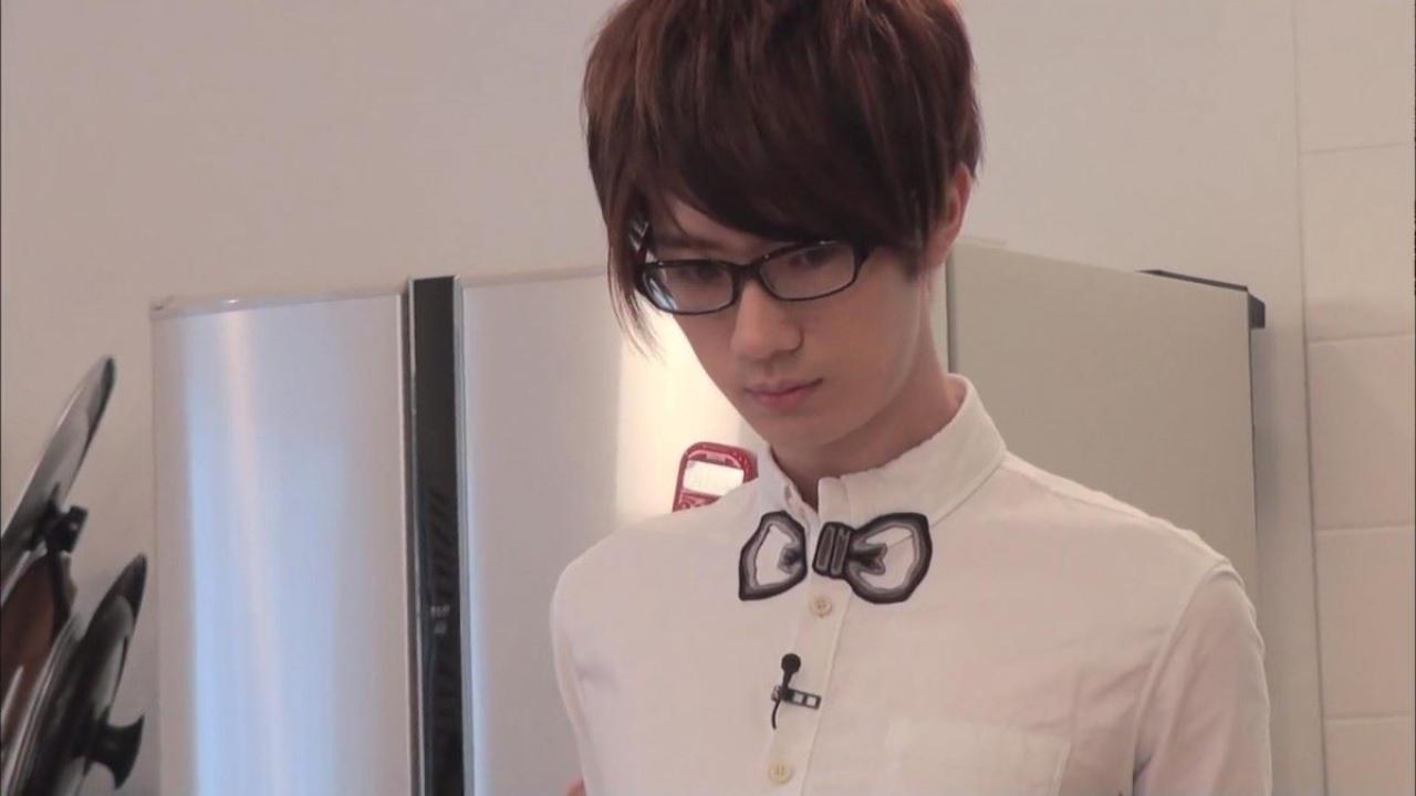 江口拓也紧锁眉头