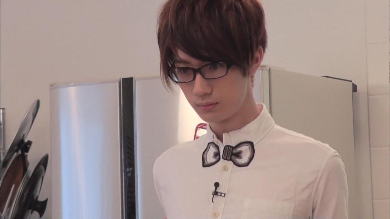 江口拓也偷瞄了一下镜头