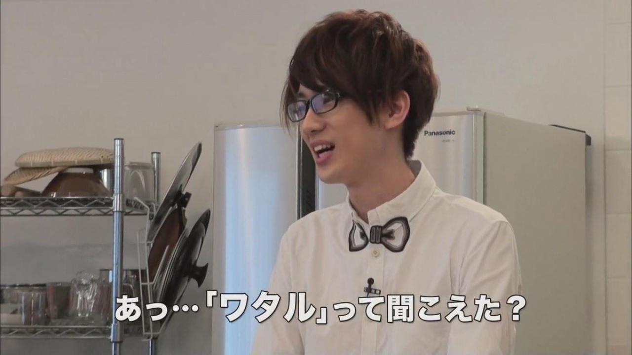 江口拓也咧嘴开心的笑了的侧面脸部