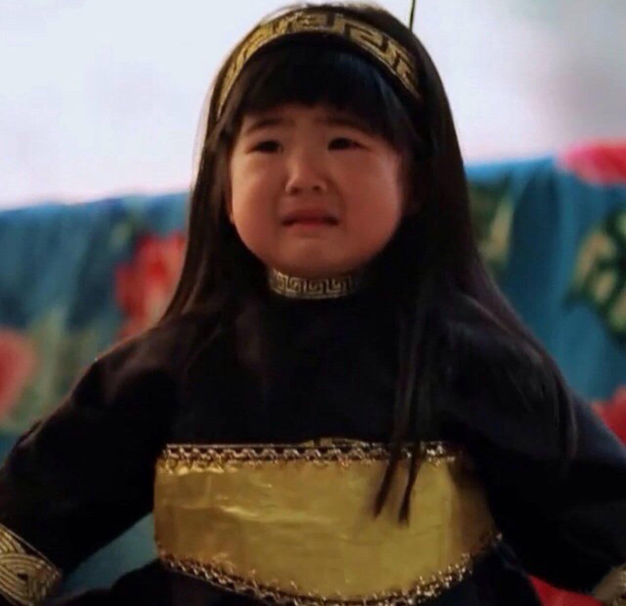 吊着威亚（钢丝）的姐姐，哭了的神情