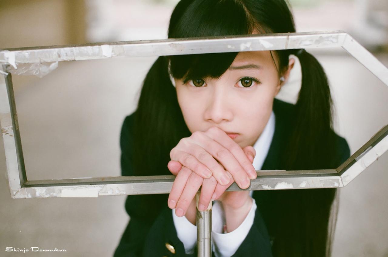萌少女扒在指示牌上
